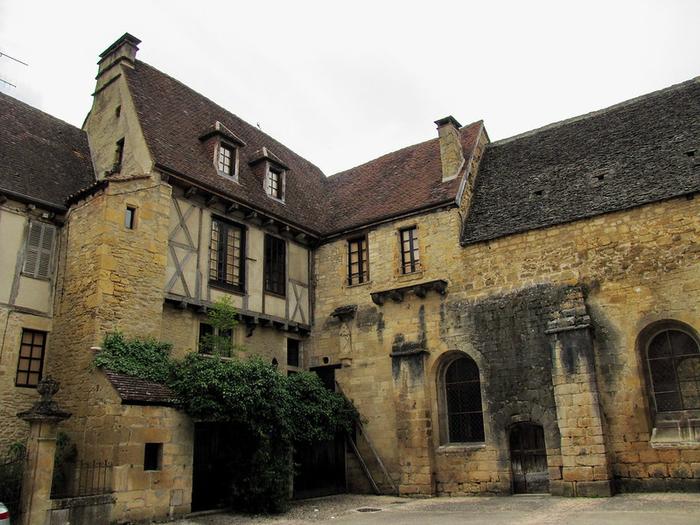 Sarlat/immobilier/CENTURY21 Patrimoine 24/cathédrale saint sacerdoce de Sarlat maison pierre immobilier