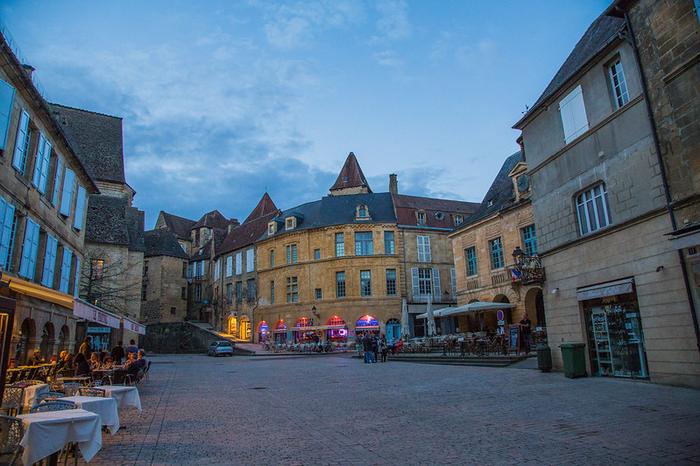 Sarlat-la-Caneda - Immobilier - CENTURY 21 Patrimoine 24 - Sarlat-la-Canéda de nuit